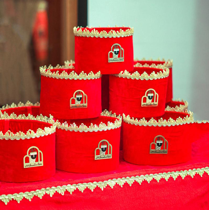 کلاه زرین مبارک روی سر برگزیدگان خیمه شب بازی